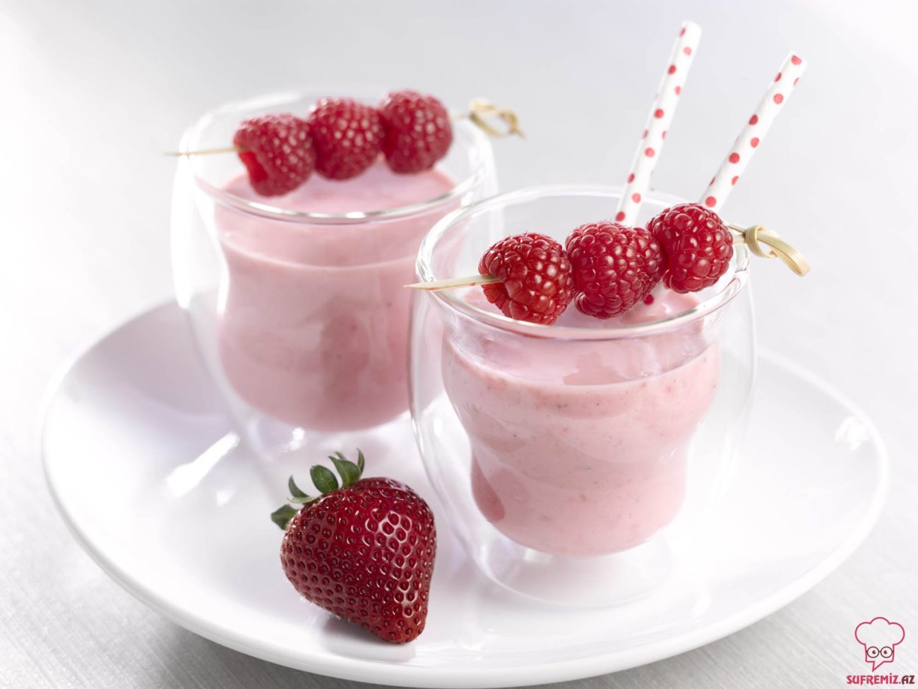 Çiyələkli Marshmallow Milkshake